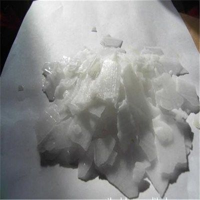 Soda cáustica corrosiva peligrosa del NaOH para el álcali soluble del uso industrial
